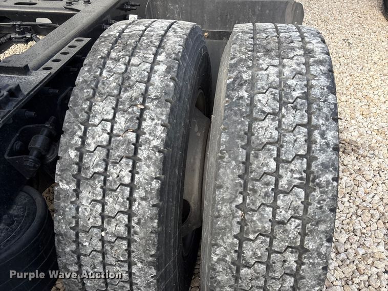 image for item YA1340 2019 International LT625 semi truck