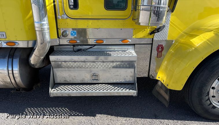 image for item YA1494 2004 Kenworth W900 semi truck