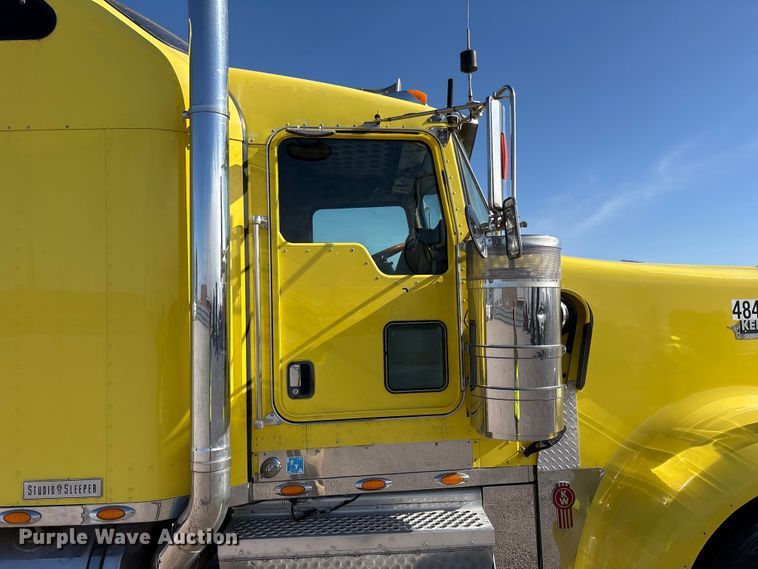 image for item YA1494 2004 Kenworth W900 semi truck