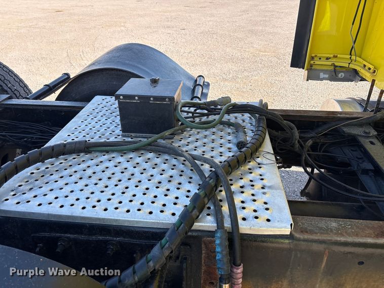 image for item YA1494 2004 Kenworth W900 semi truck