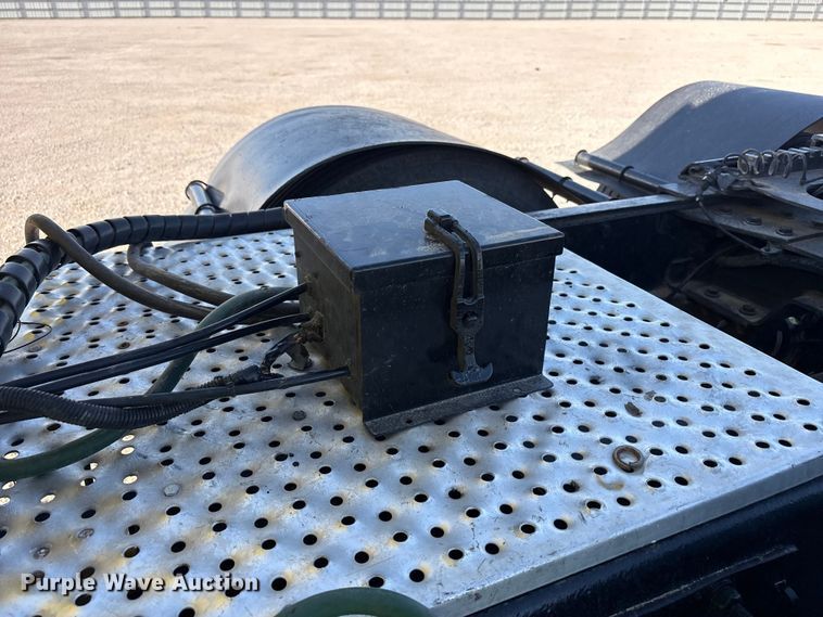 image for item YA1494 2004 Kenworth W900 semi truck