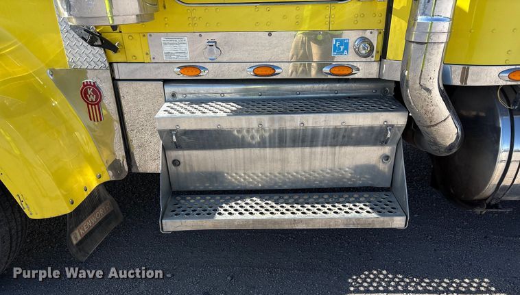 image for item YA1494 2004 Kenworth W900 semi truck