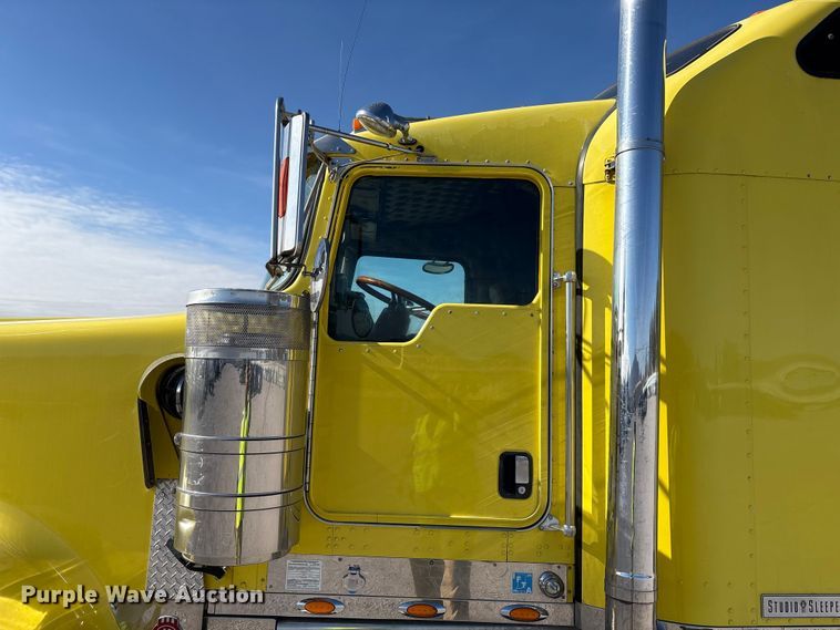 image for item YA1494 2004 Kenworth W900 semi truck
