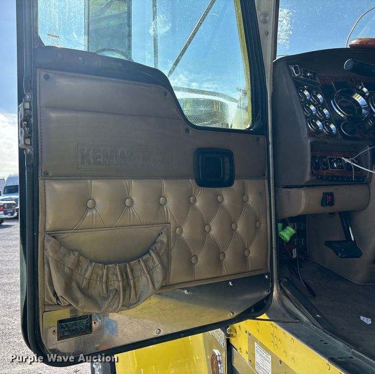 image for item YA1494 2004 Kenworth W900 semi truck