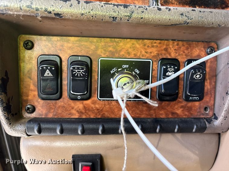 image for item YA1494 2004 Kenworth W900 semi truck