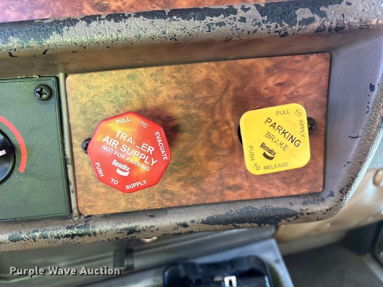 image for item YA1494 2004 Kenworth W900 semi truck