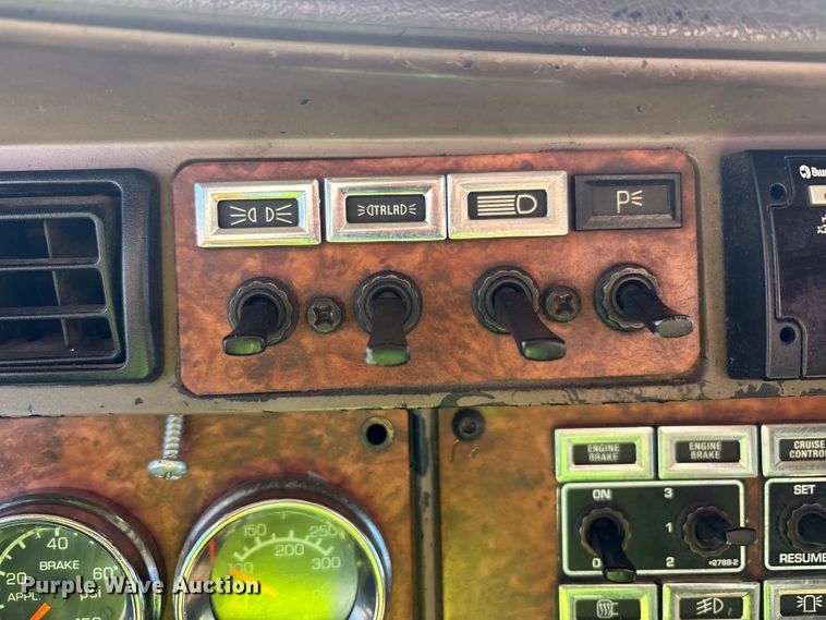 image for item YA1494 2004 Kenworth W900 semi truck