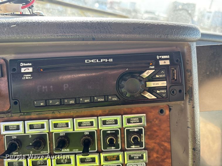 image for item YA1494 2004 Kenworth W900 semi truck