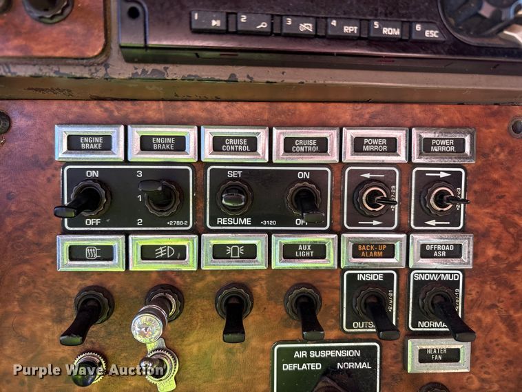 image for item YA1494 2004 Kenworth W900 semi truck