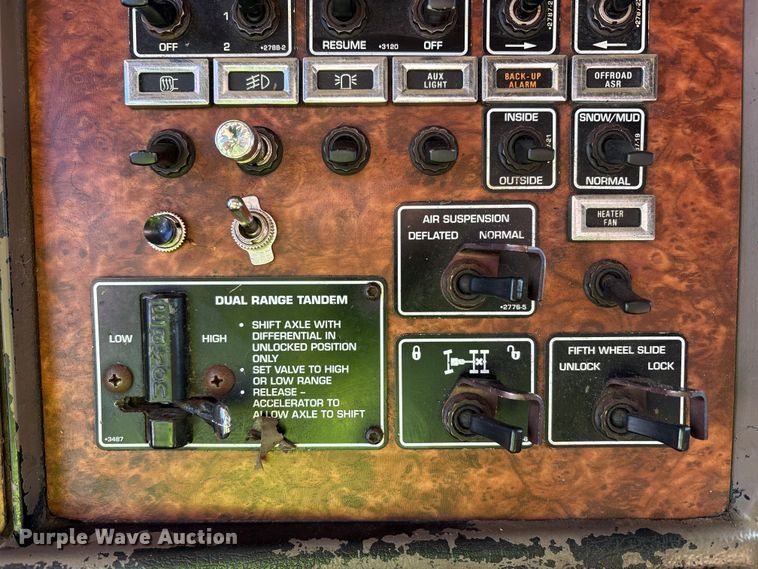 image for item YA1494 2004 Kenworth W900 semi truck