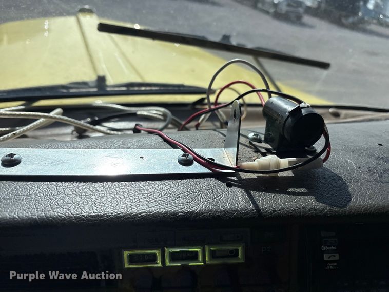 image for item YA1494 2004 Kenworth W900 semi truck