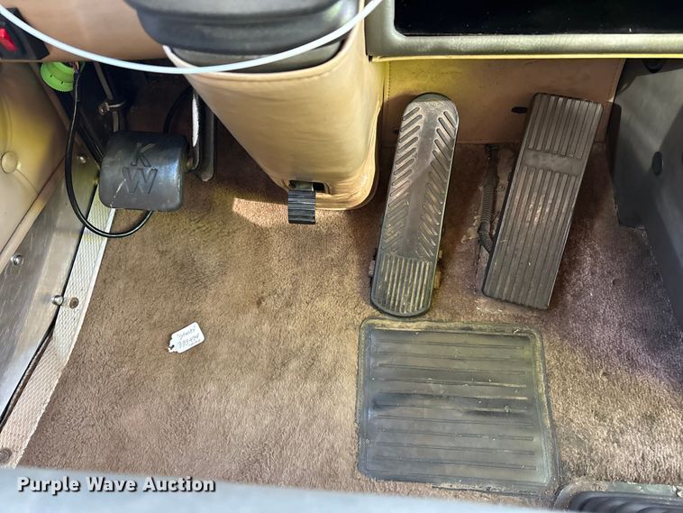 image for item YA1494 2004 Kenworth W900 semi truck