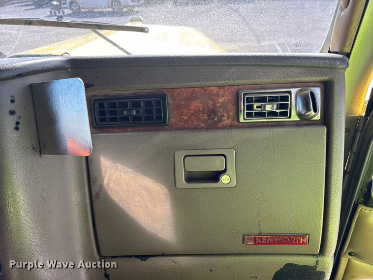 image for item YA1494 2004 Kenworth W900 semi truck