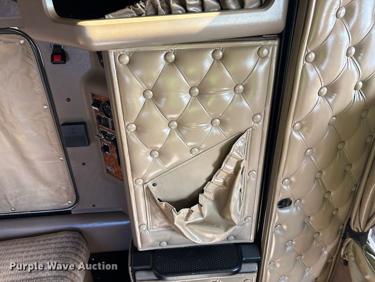 image for item YA1494 2004 Kenworth W900 semi truck