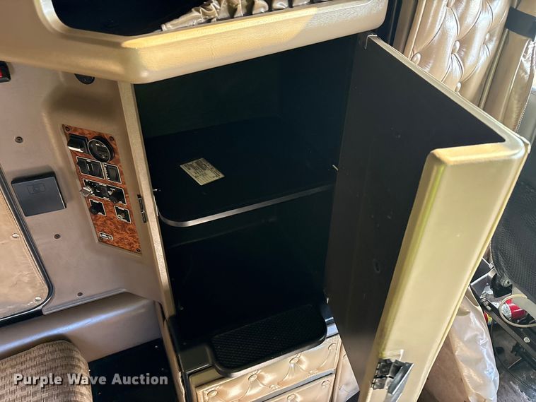 image for item YA1494 2004 Kenworth W900 semi truck