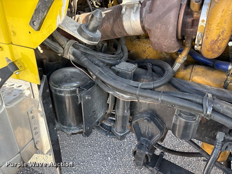 image for item YA1494 2004 Kenworth W900 semi truck