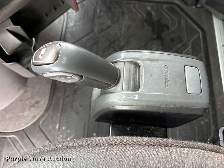 image for item YA1610 2019 Volvo VNL semi truck