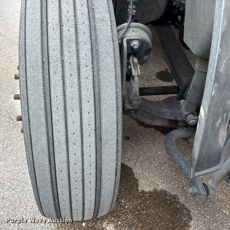 image for item YA1610 2019 Volvo VNL semi truck