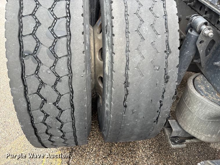 image for item YA1610 2019 Volvo VNL semi truck