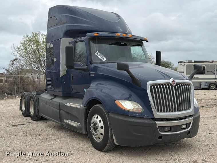 image for item YA1795 2019 International LT625 semi truck