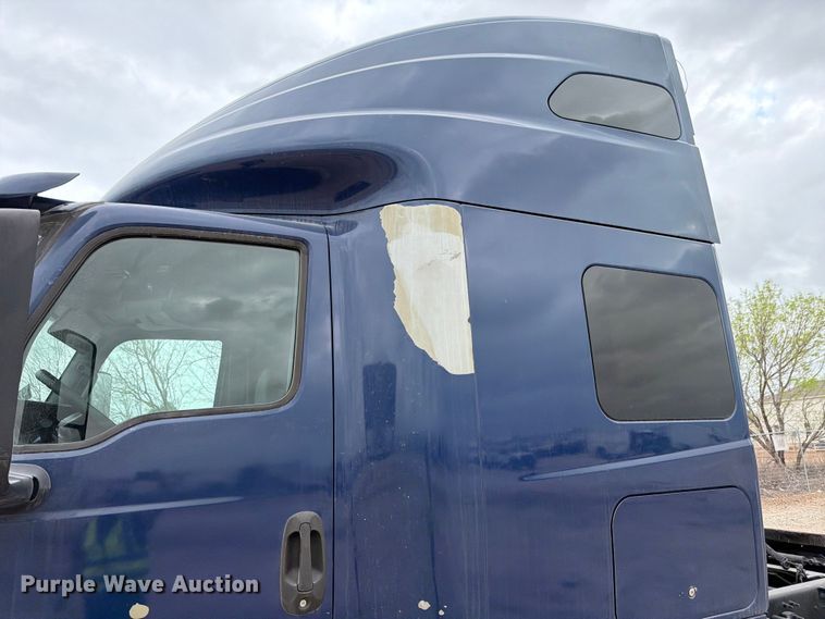 image for item YA1795 2019 International LT625 semi truck