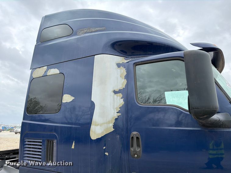 image for item YA1795 2019 International LT625 semi truck