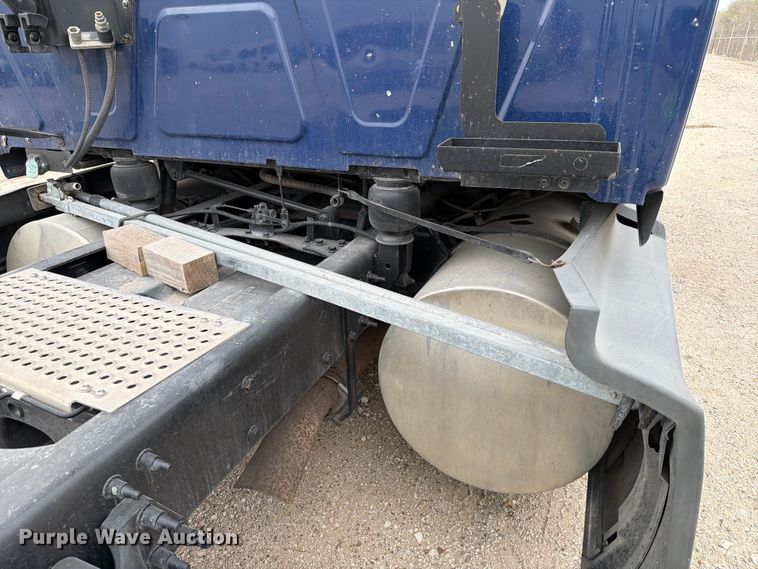 image for item YA1795 2019 International LT625 semi truck