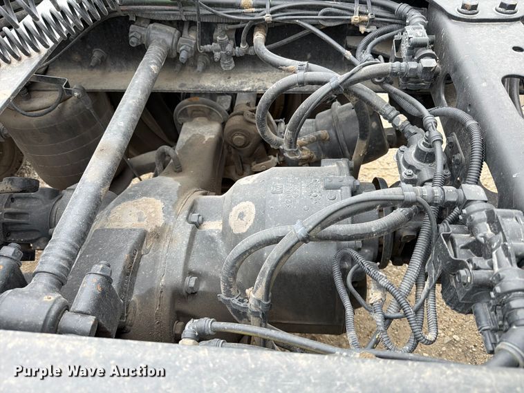 image for item YA1795 2019 International LT625 semi truck
