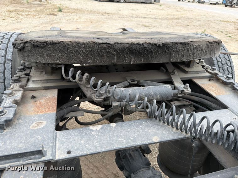 image for item YA1795 2019 International LT625 semi truck