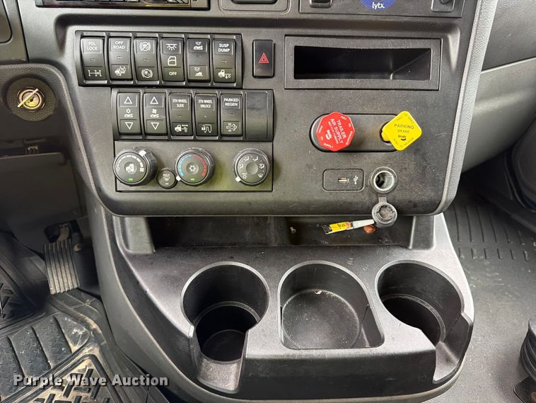 image for item YA1795 2019 International LT625 semi truck