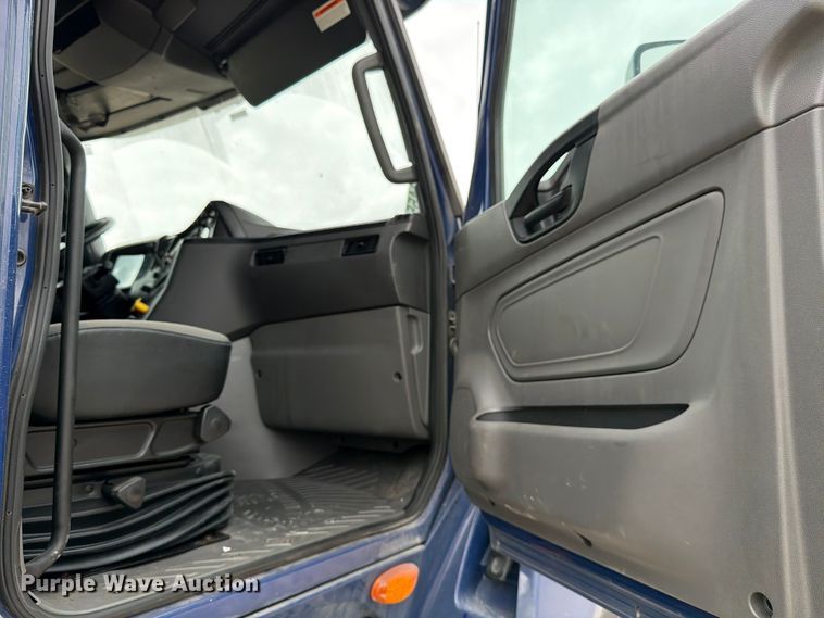 image for item YA1795 2019 International LT625 semi truck