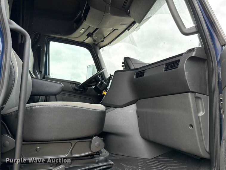 image for item YA1795 2019 International LT625 semi truck
