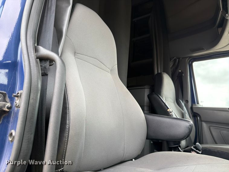 image for item YA1795 2019 International LT625 semi truck