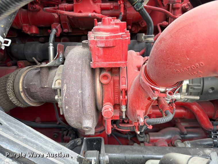 image for item YA1795 2019 International LT625 semi truck