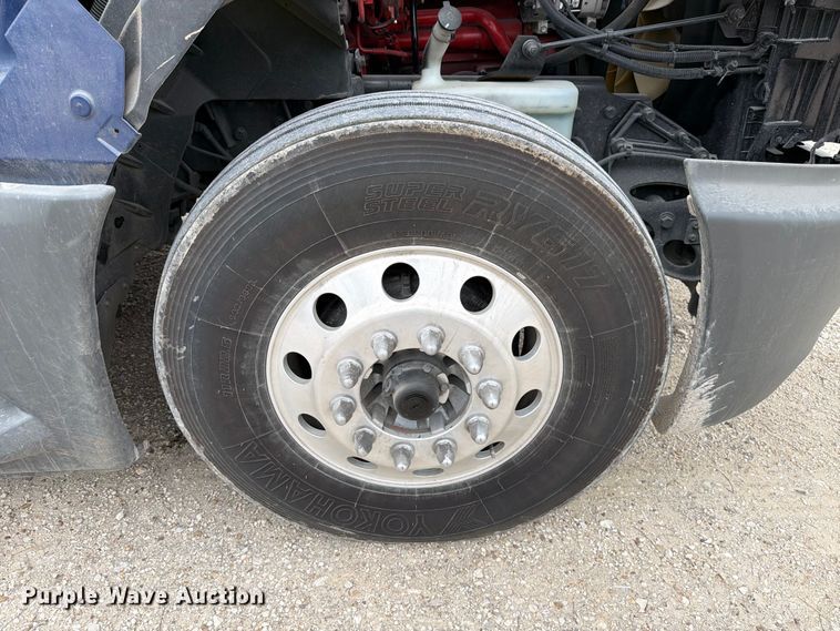 image for item YA1795 2019 International LT625 semi truck