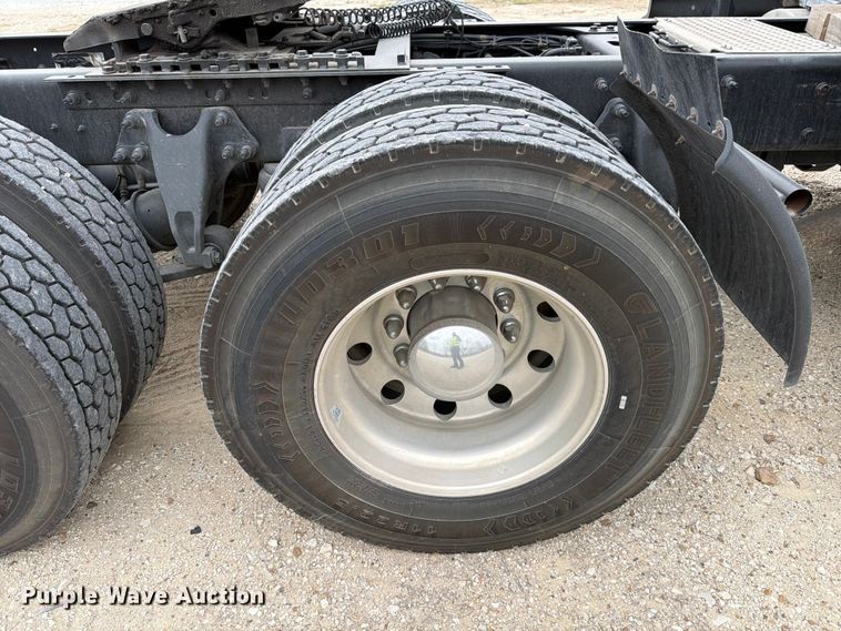 image for item YA1795 2019 International LT625 semi truck