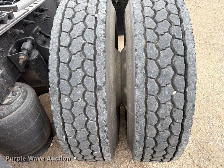 image for item YA1795 2019 International LT625 semi truck