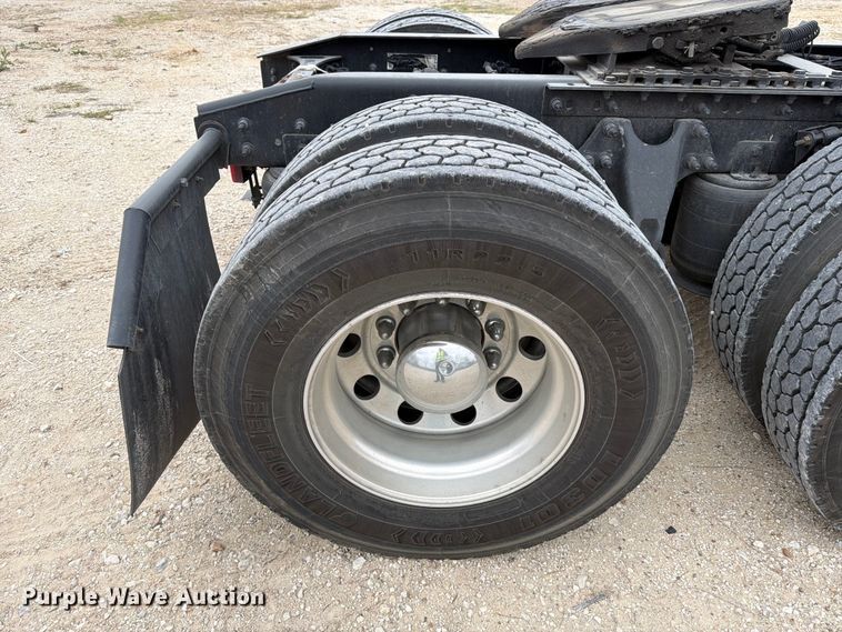 image for item YA1795 2019 International LT625 semi truck