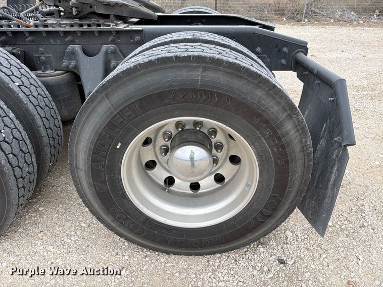 image for item YA1795 2019 International LT625 semi truck
