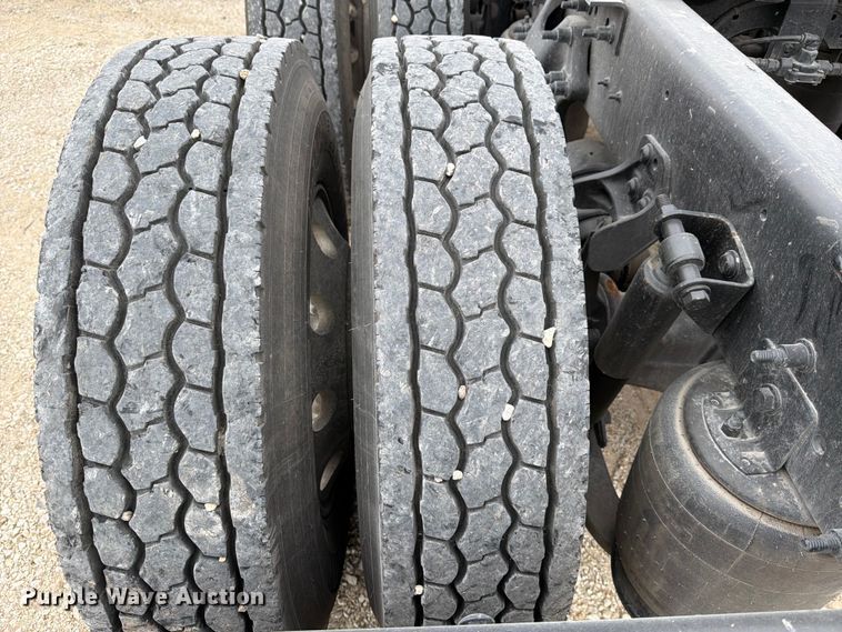 image for item YA1795 2019 International LT625 semi truck