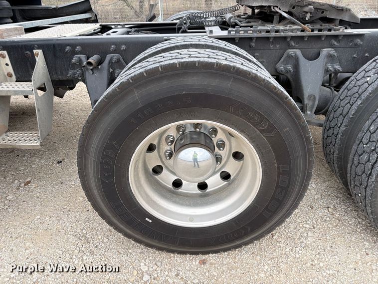 image for item YA1795 2019 International LT625 semi truck