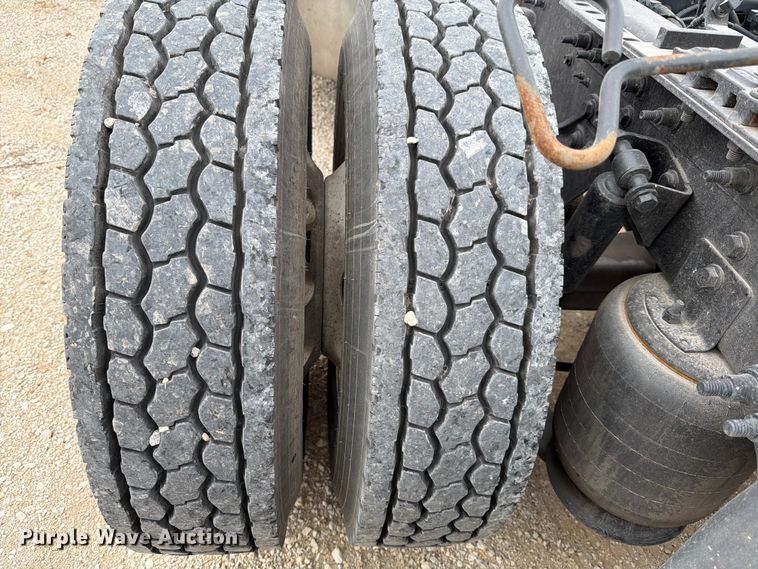 image for item YA1795 2019 International LT625 semi truck