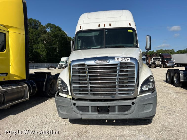 image for item YA1856 2018 Freightliner Cascadia semi truck