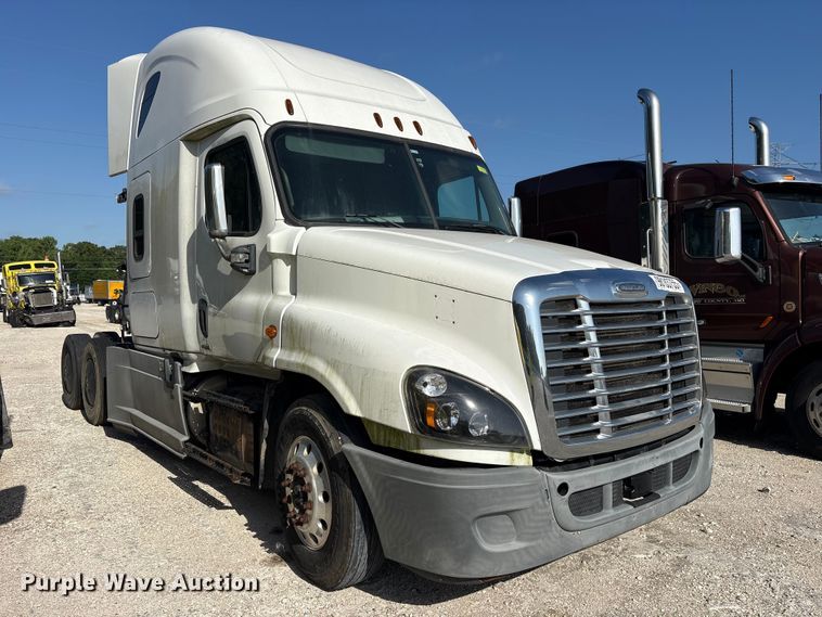 image for item YA1856 2018 Freightliner Cascadia semi truck