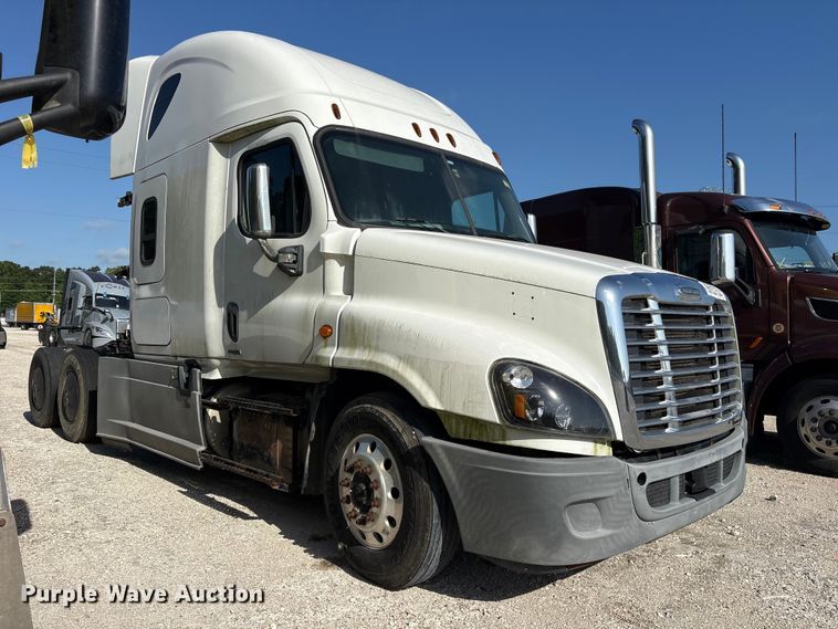 image for item YA1856 2018 Freightliner Cascadia semi truck