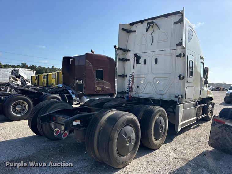 image for item YA1856 2018 Freightliner Cascadia semi truck