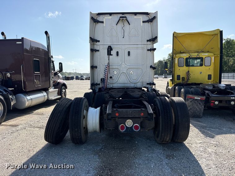image for item YA1856 2018 Freightliner Cascadia semi truck