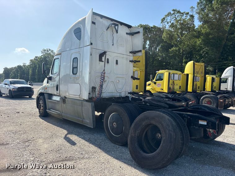 image for item YA1856 2018 Freightliner Cascadia semi truck