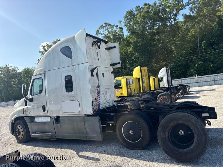 image for item YA1856 2018 Freightliner Cascadia semi truck
