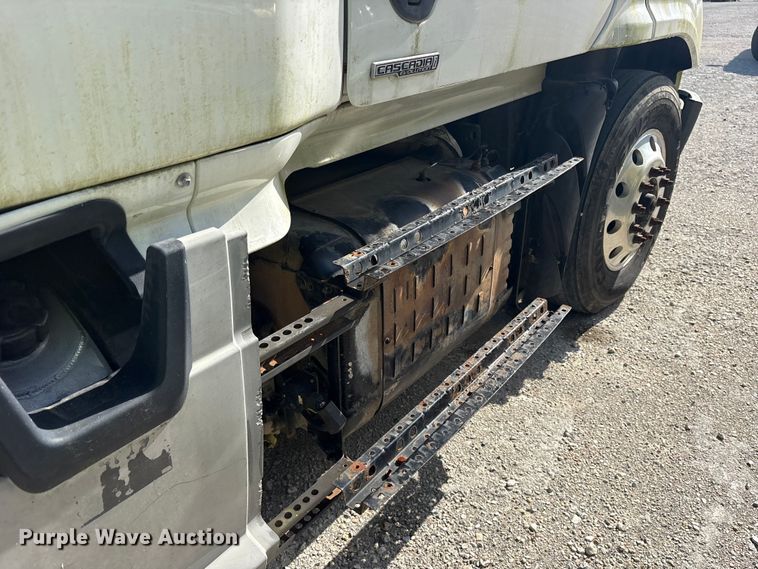 image for item YA1856 2018 Freightliner Cascadia semi truck
